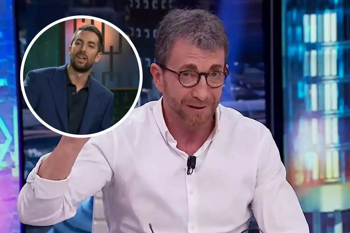 Pablo Motos con gafas y barba, vestido con una camisa blanca, está hablando en El Hormiguero; en un recuadro circular se muestra a David Broncano, con barba y chaqueta azul, en La Revuelta.