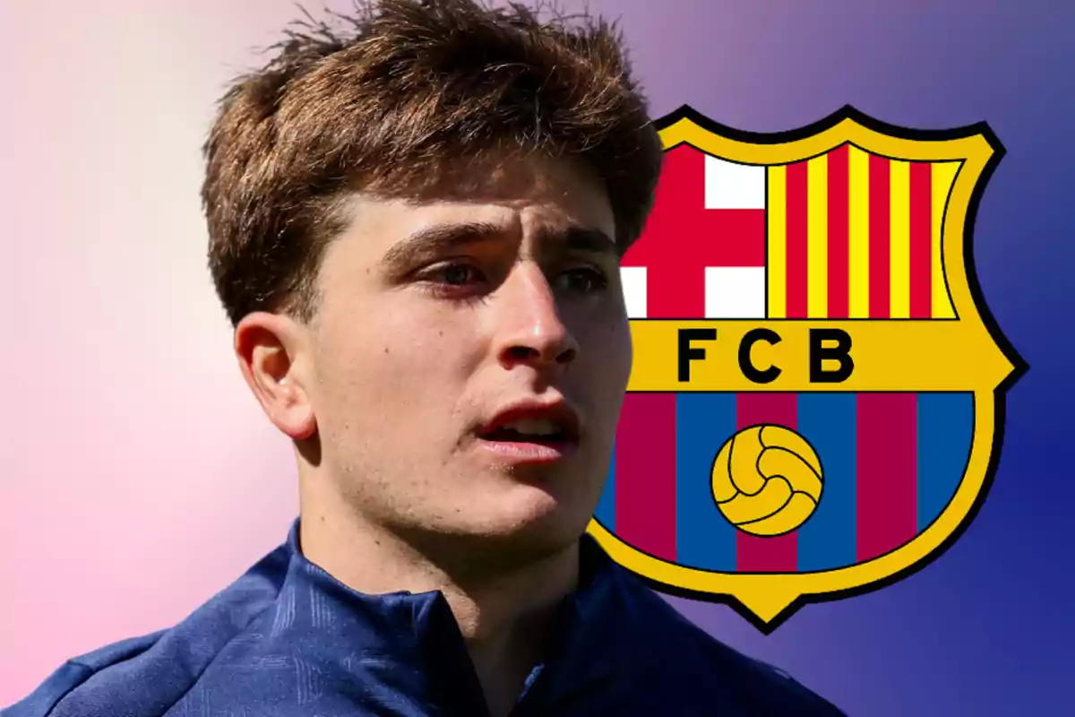 Joven con chaqueta azul frente al escudo del FC Barcelona sobre un fondo degradado