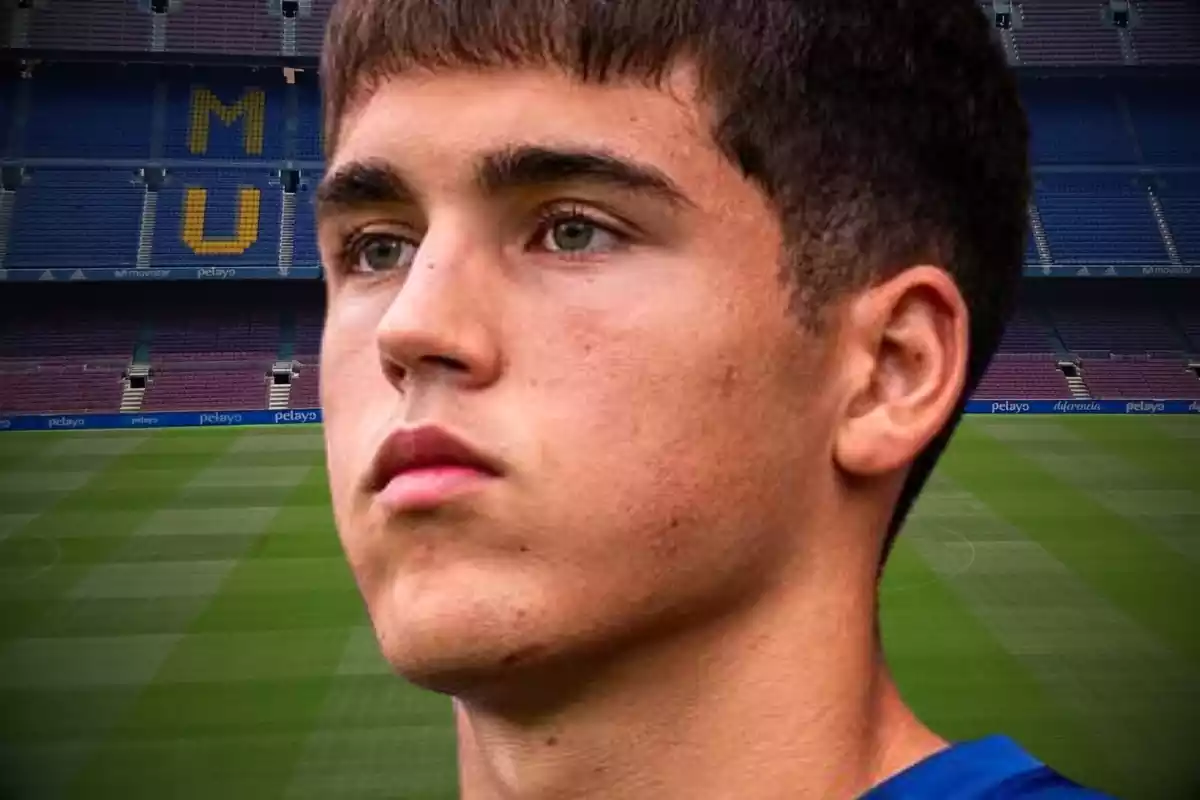 Pau Cubarsí mirando al frente delante de una foto del Camp Nou