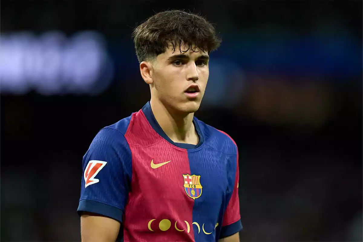 Un jugador de fútbol con la camiseta del FC Barcelona en el campo.