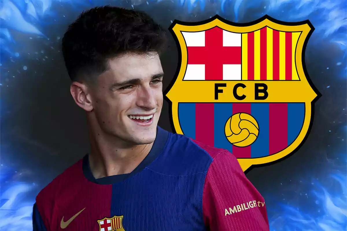 Un jugador de fútbol con la camiseta del FC Barcelona sonríe frente al escudo del club.