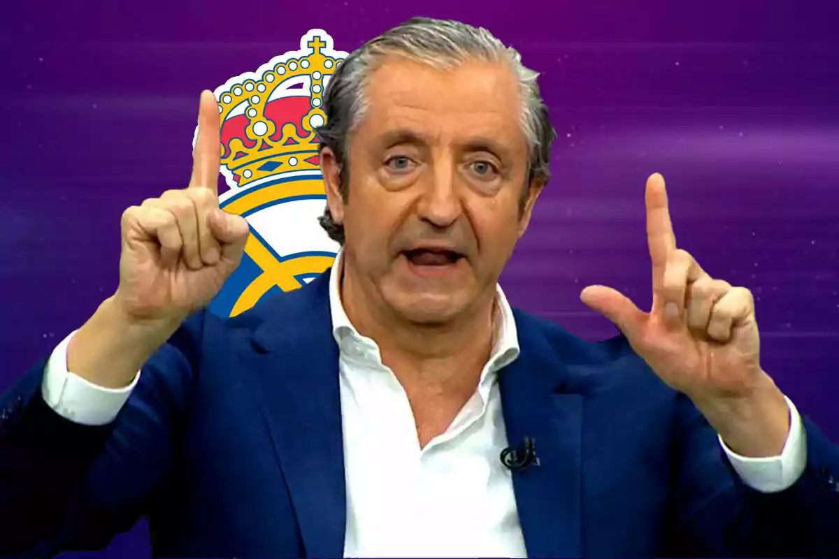 Josep Pedrerol con traje azul gesticulando con las manos frente a un fondo morado con un escudo del Real Madrid.