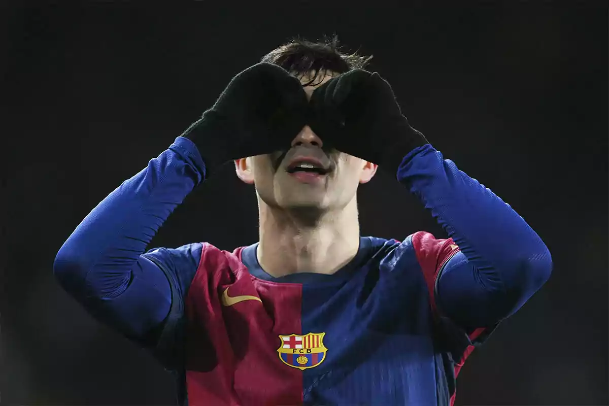 Pedri in FC Barcelona uniform making a gesture with his hands as if they were binoculars.