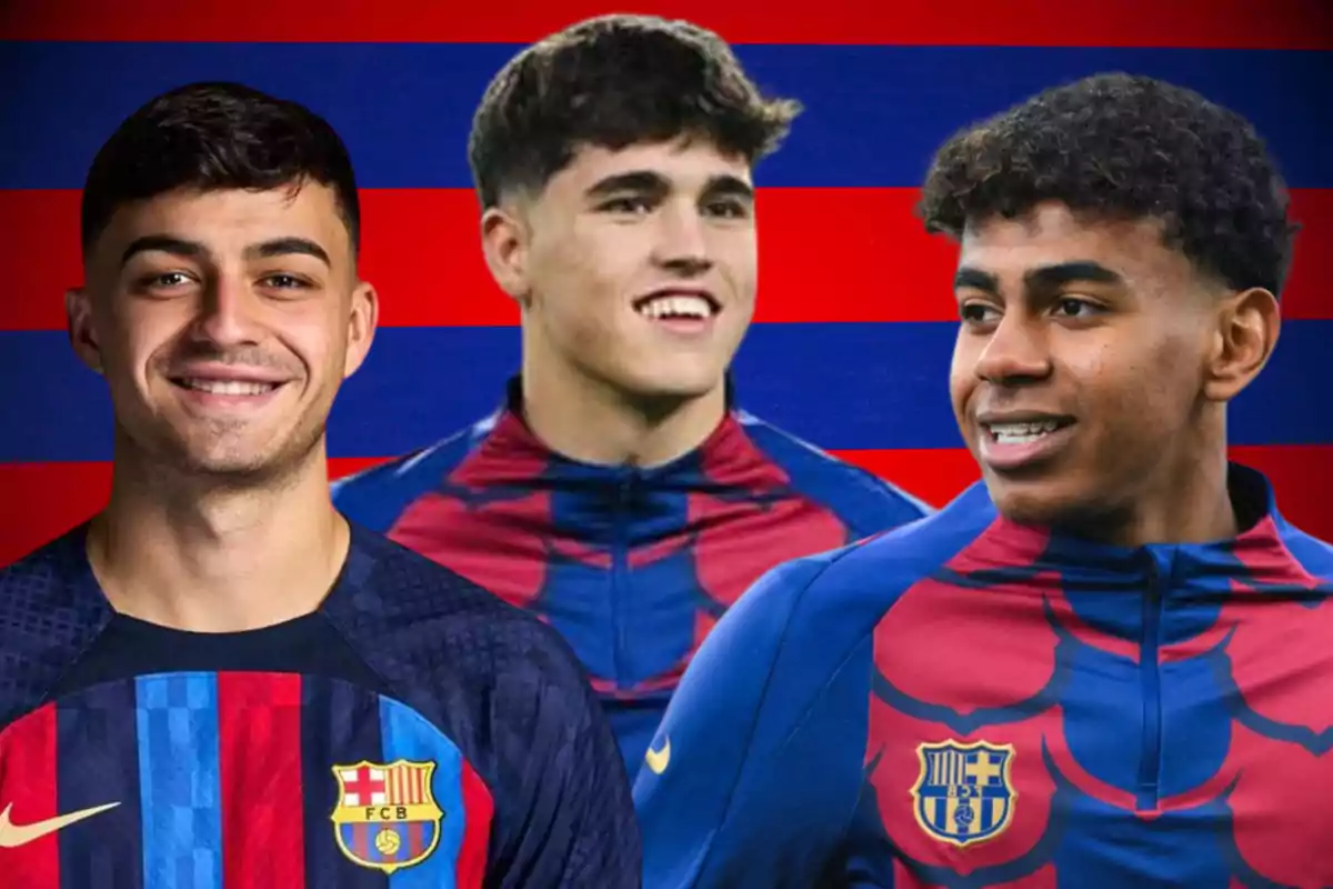 Tres jugadores de fútbol con uniformes del FC Barcelona posan frente a un fondo con franjas rojas y azules.