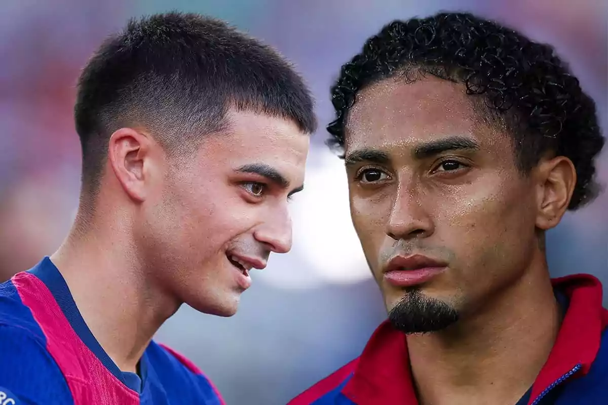 Pedri y Raphinha con camisetas del FC Barcelona, uno de perfil sonriendo y el otro de frente con expresión seria.