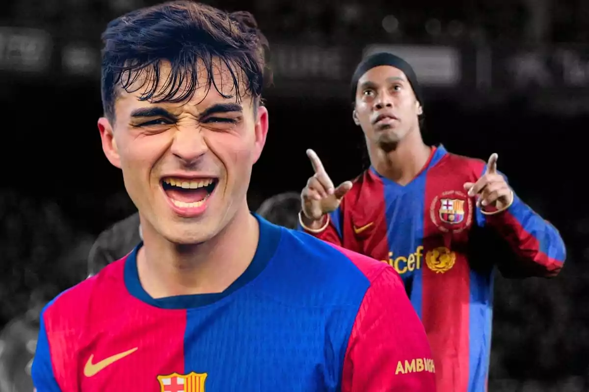 Dos futbolistas del Barcelona con la camiseta azulgrana uno en primer plano sonriendo y otro al fondo celebrando