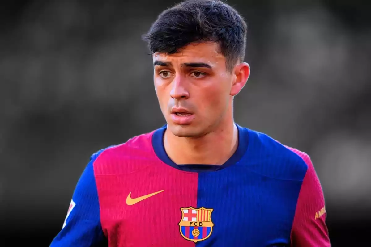 Un jugador de fútbol con la camiseta del FC Barcelona en un campo de juego.