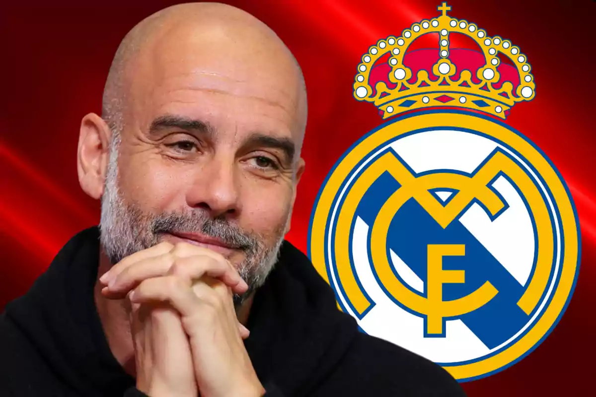 Un hombre calvo con barba sonríe frente a un fondo rojo con el escudo del Real Madrid.