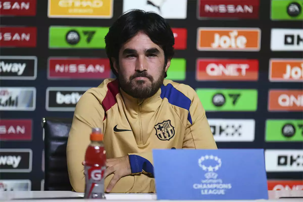 Pere Romeu wearing an FC Barcelona jacket at a Champions League press conference. Pere Romeu wearing an FC Barcelona jacket at a Champions League press conference.
