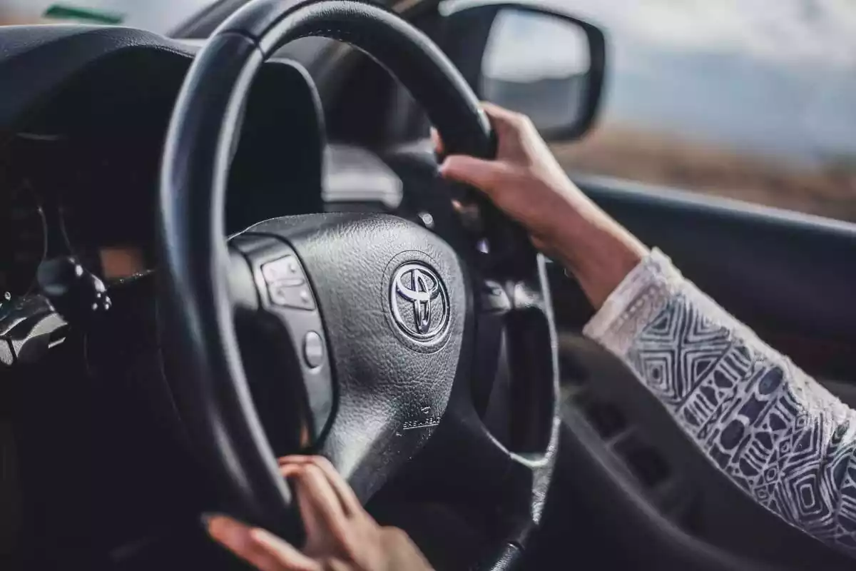 Primer plano de un volante, mientras una persona conduce Primer plano de un volante, mientras una persona conduce