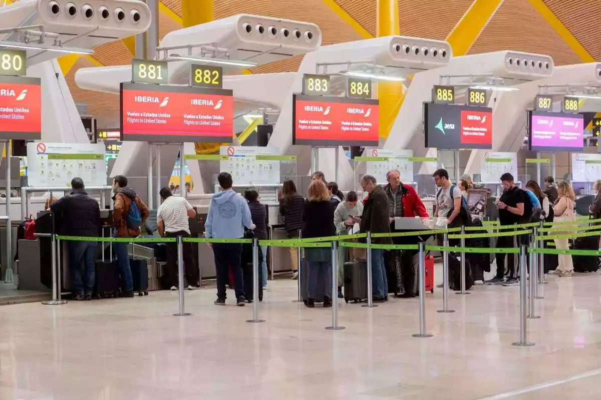 Cola de personas en el aeropuerto de Barajas Cola de personas en el aeropuerto de Barajas