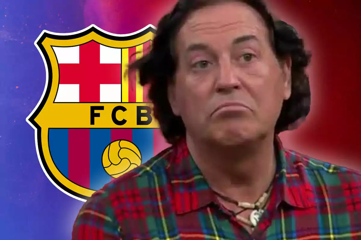 Una persona con expresión seria frente al escudo del FC Barcelona.