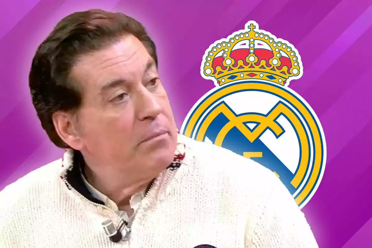 Un hombre con suéter blanco está frente al escudo del Real Madrid sobre un fondo morado.