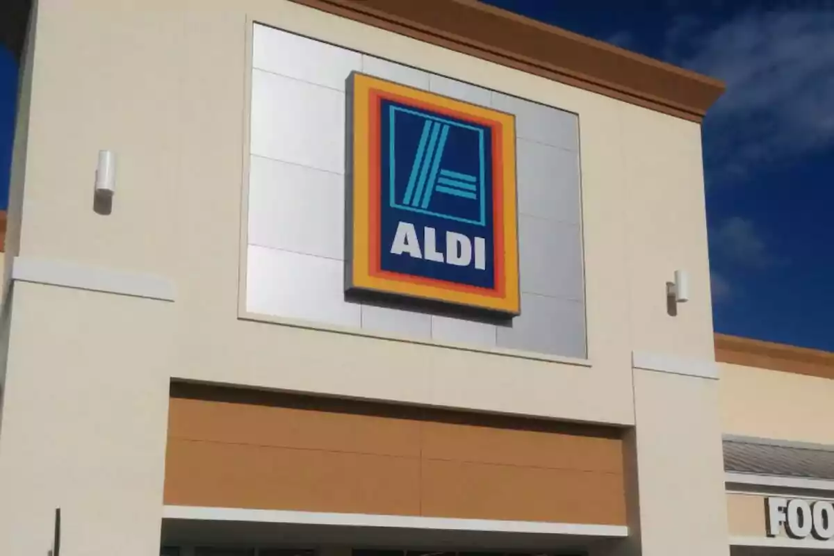 Fachada de una tienda con el logotipo de ALDI en la parte superior del edificio. Fachada de una tienda con el logotipo de ALDI en la parte superior del edificio.