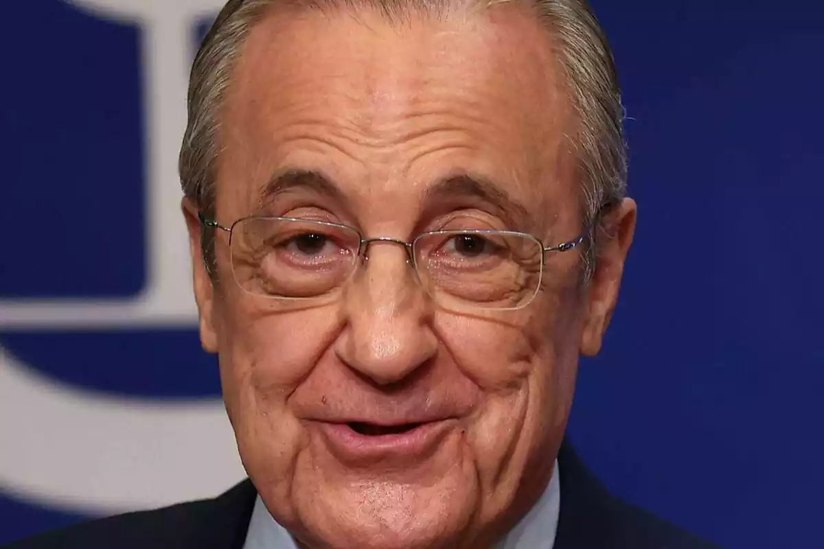 Primer plano de Florentino Péres sonriendo