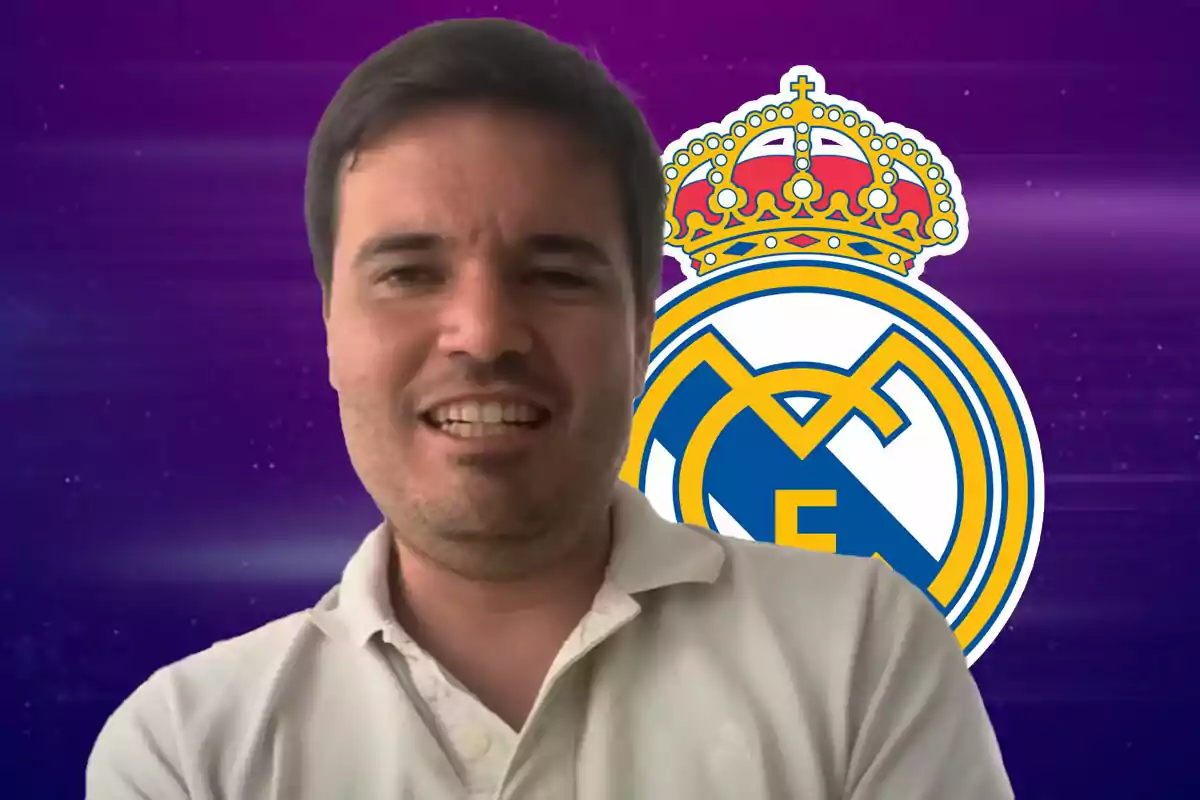 Ramón Álvarez de Mon, sonriente, con una camisa blanca frente al logo del Real Madrid sobre un fondo morado.