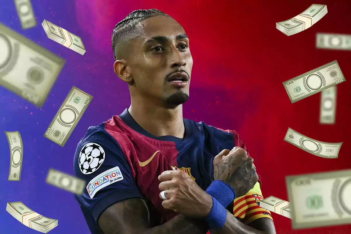 Raphinha, con uniforme azul y rojo del FC Barcelona, hace un gesto con los brazos cruzados mientras billetes flotan a su alrededor.