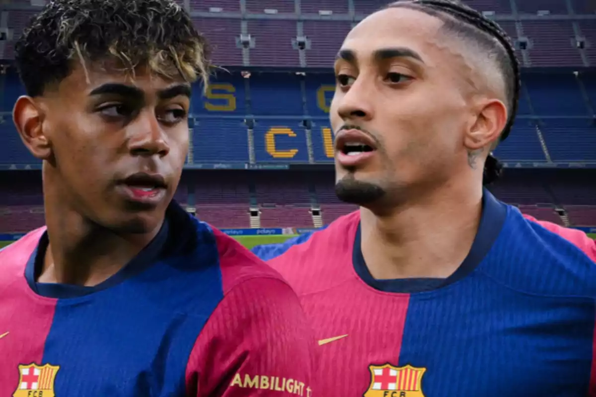 Dos jugadores de fútbol con camisetas del FC Barcelona en un estadio.