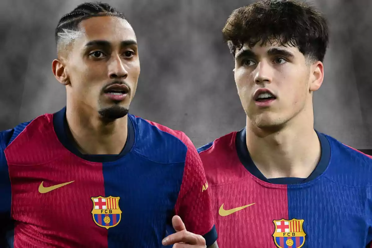 Dos jugadores de fútbol con el uniforme del FC Barcelona.