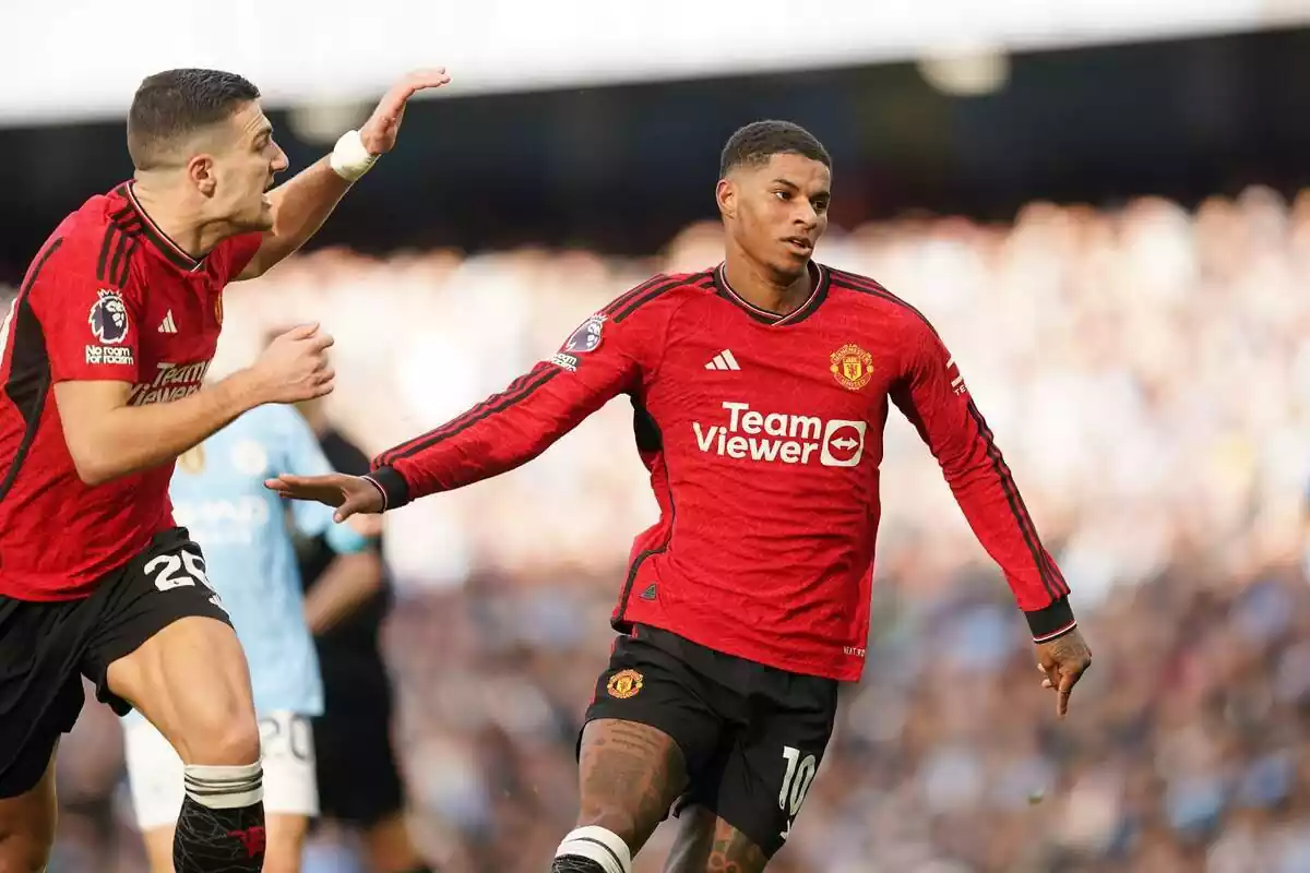 Marcus Rashford celebrando un gol con el Manchester United con los brazos abiertos