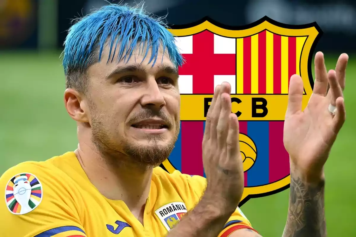 Un jugador de fútbol con cabello azul aplaude frente a un escudo de un equipo.