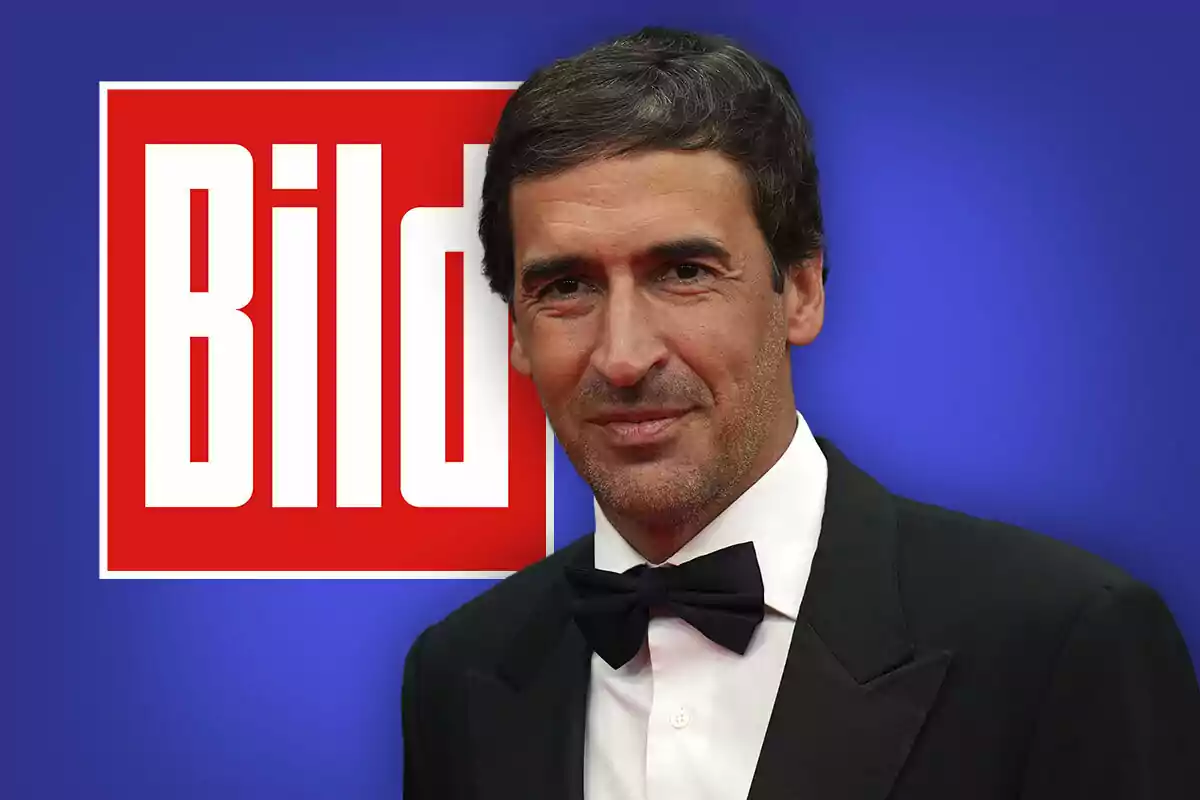 A man in a tuxedo in front of a blue background and the Bild logo.