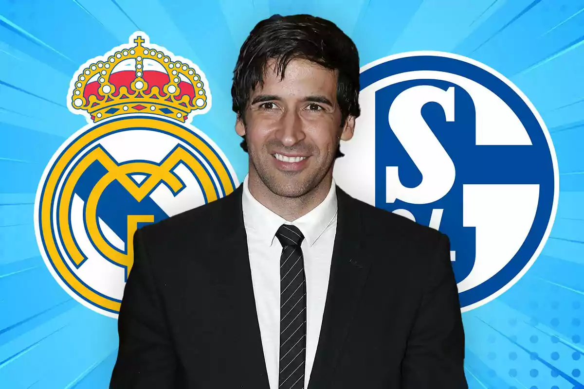 Hombre con traje y corbata sonriendo frente a los escudos de Real Madrid y Schalke 04 sobre un fondo azul
