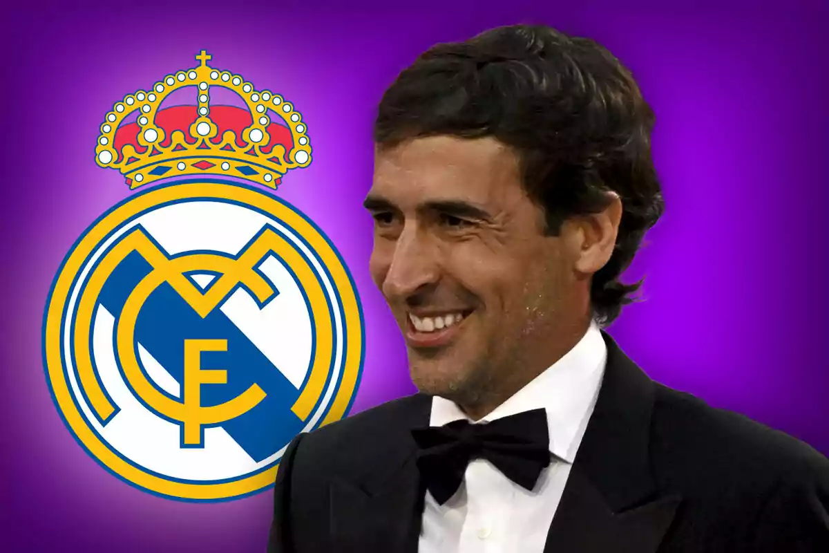Un hombre sonriente con esmoquin frente al logo del Real Madrid sobre un fondo morado.