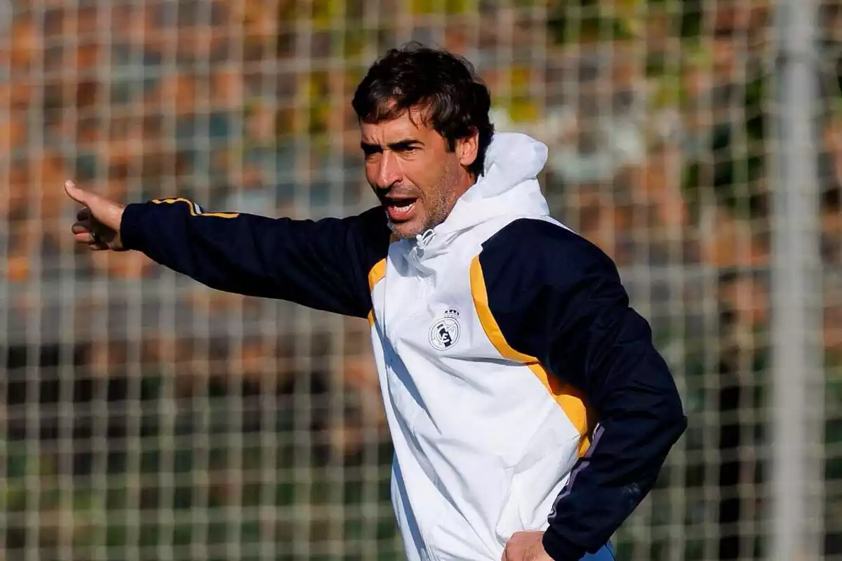 Raúl González moviendo los brazos en un entrenamiento