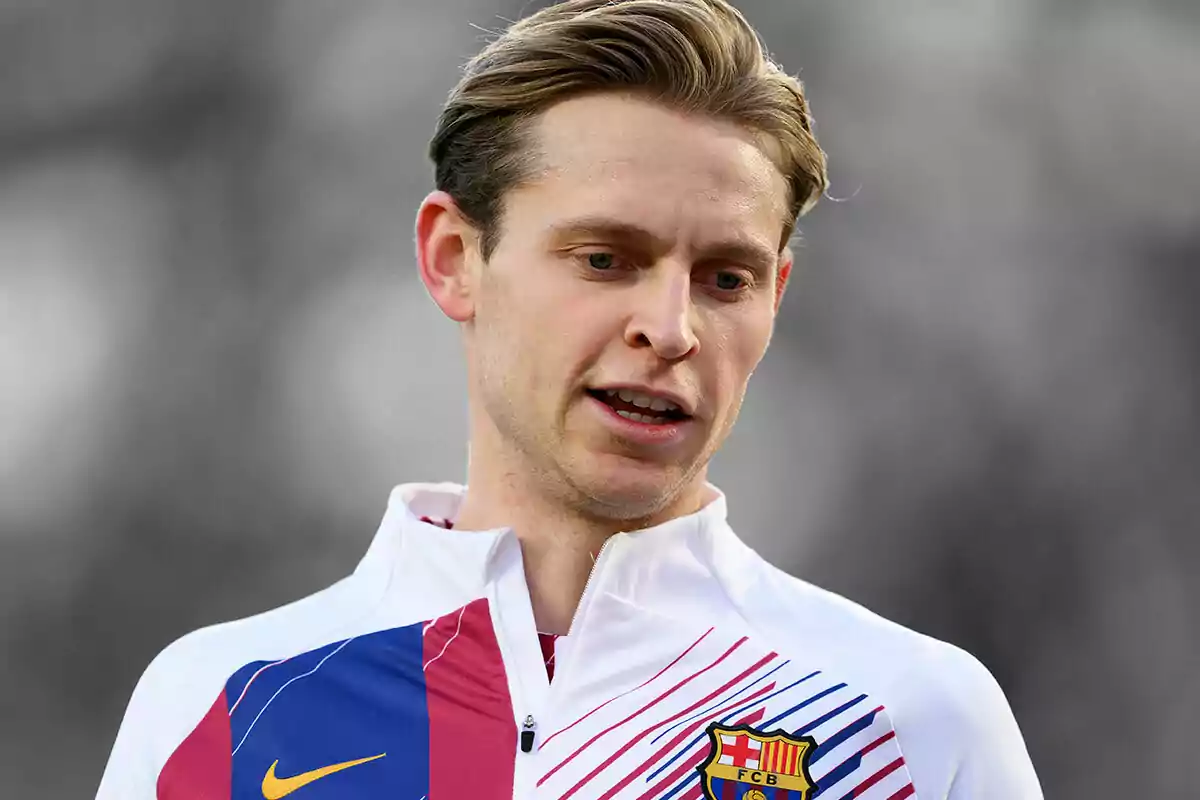 Frenkie de Jong con una chaqueta del FC Barcelona.