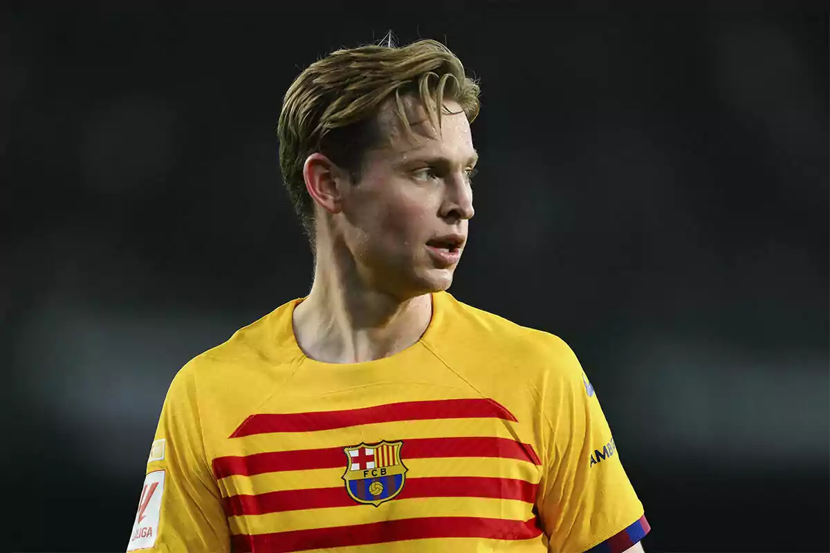 Frenkie de Jong mira a un lado con la camiseta del Barça