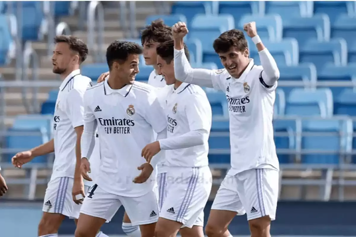 Jugadores de fútbol del Real Madrid celebrando en el campo.