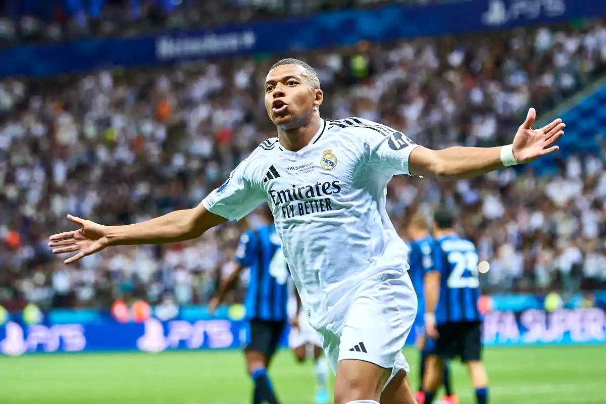 Kylian Mbappé no pierde el tiempo. Primer partido, primer gol vestido de blanco