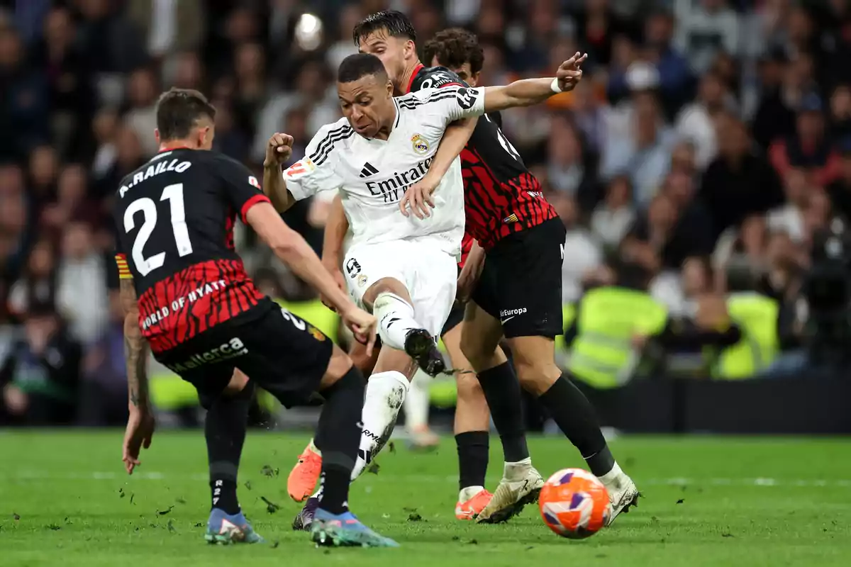 Mbappé se aleja en cuatro goles de Lewandowski en su lucha por el pichichi Mbappé se aleja en cuatro goles de Lewandowski en su lucha por el pichichi