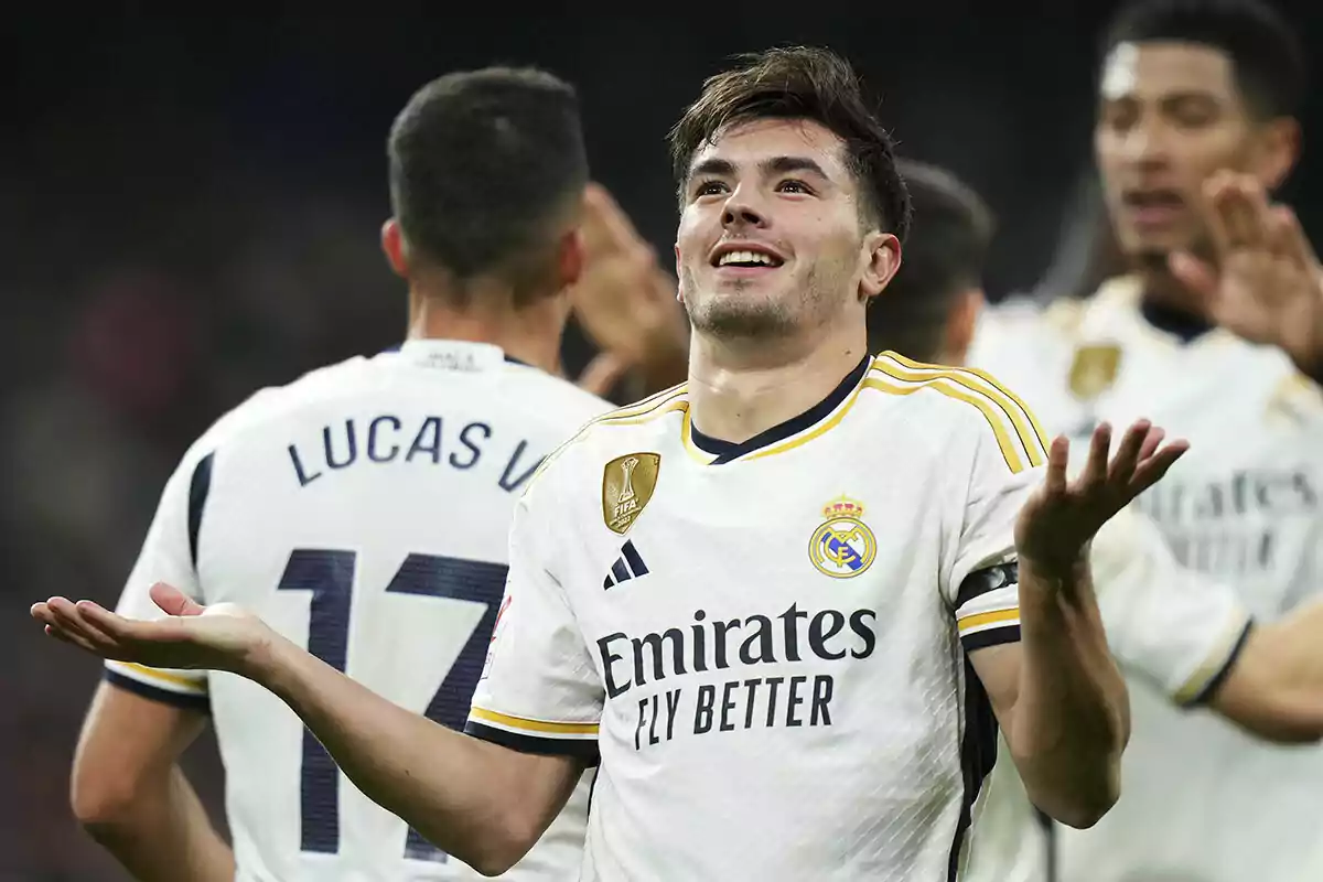 Brahim Díaz celebrando con los brazos extendidos mientras otros jugadores del Real Madrid están en el fondo. Brahim Díaz celebrando con los brazos extendidos mientras otros jugadores del Real Madrid están en el fondo.