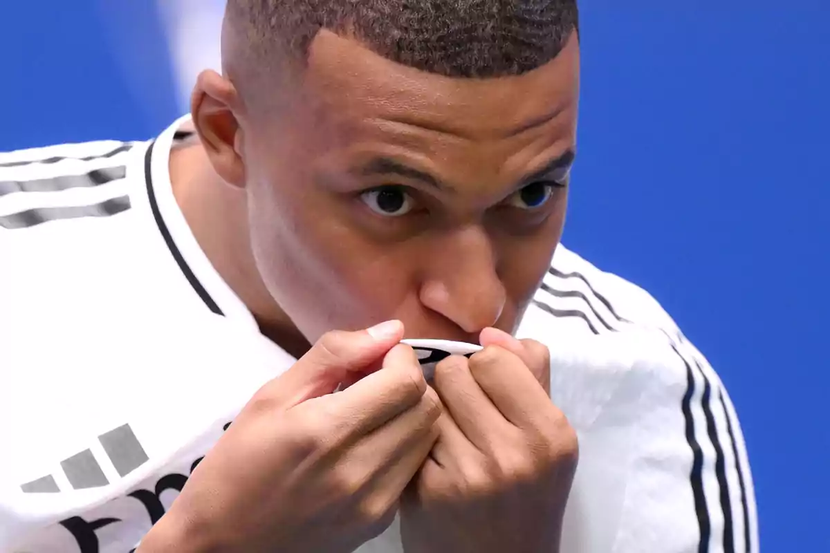 Mbappé recibió la primera ovación del Bernabéu besando el escudo del Real Madrid