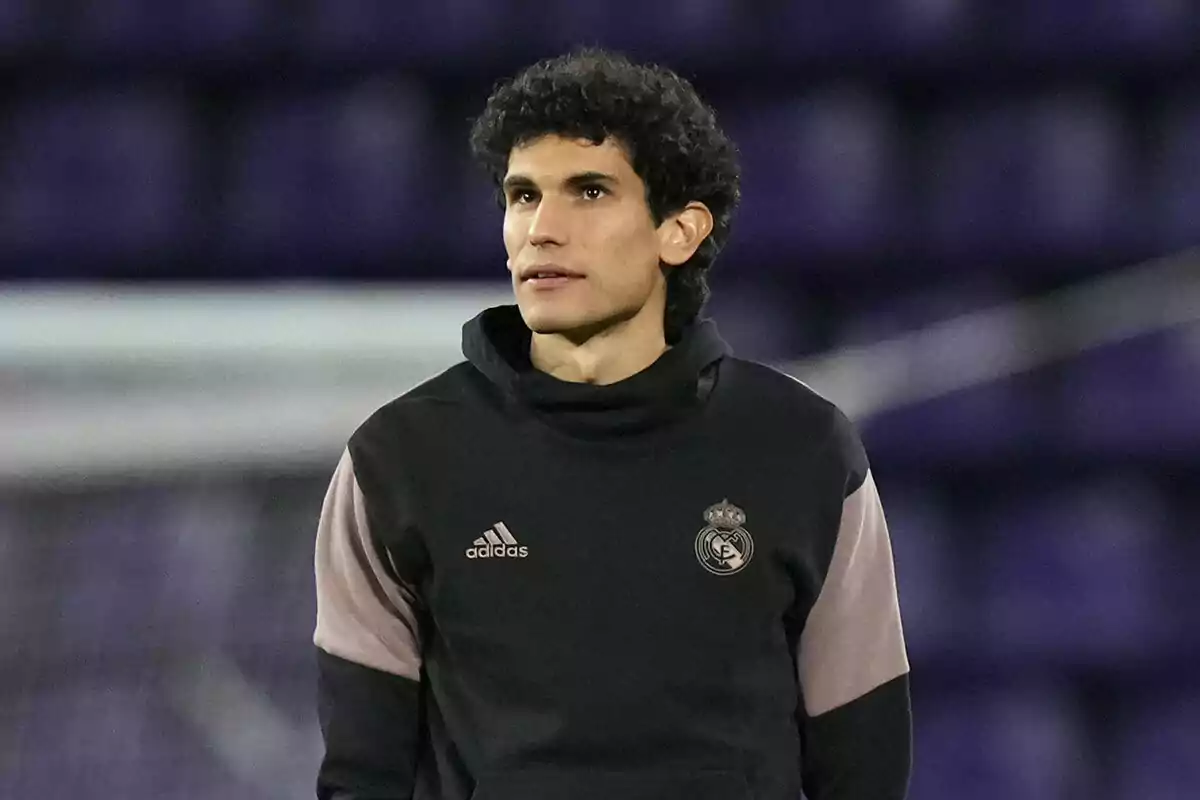 Jesús Vallejo caminando por el estadio del Valladolid