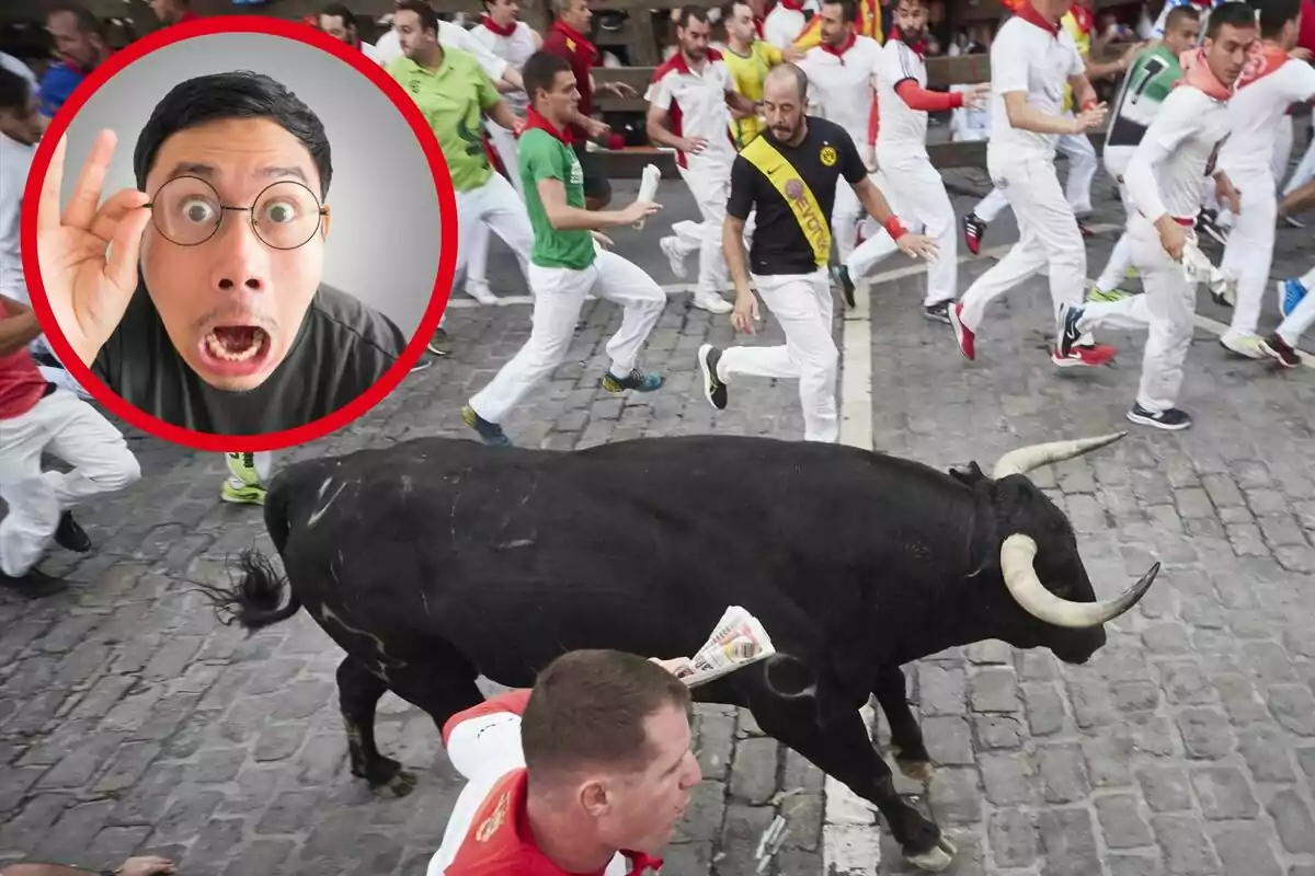 Un hombre con una expresión de sorpresa dentro de un círculo rojo superpuesto a una imagen de personas corriendo delante de un toro en una calle empedrada.