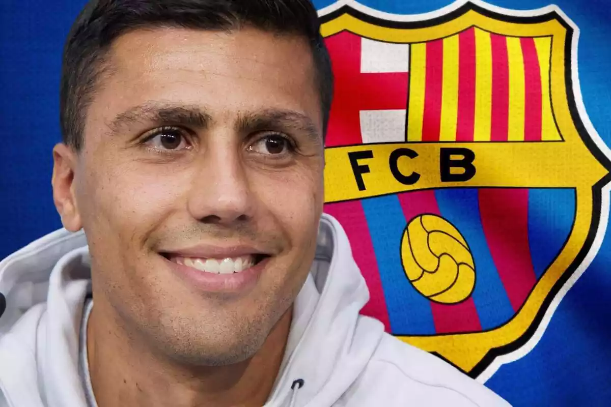 Rodrigo Hernández con una gran sonrisa al lado del escudo del FC Barcelona