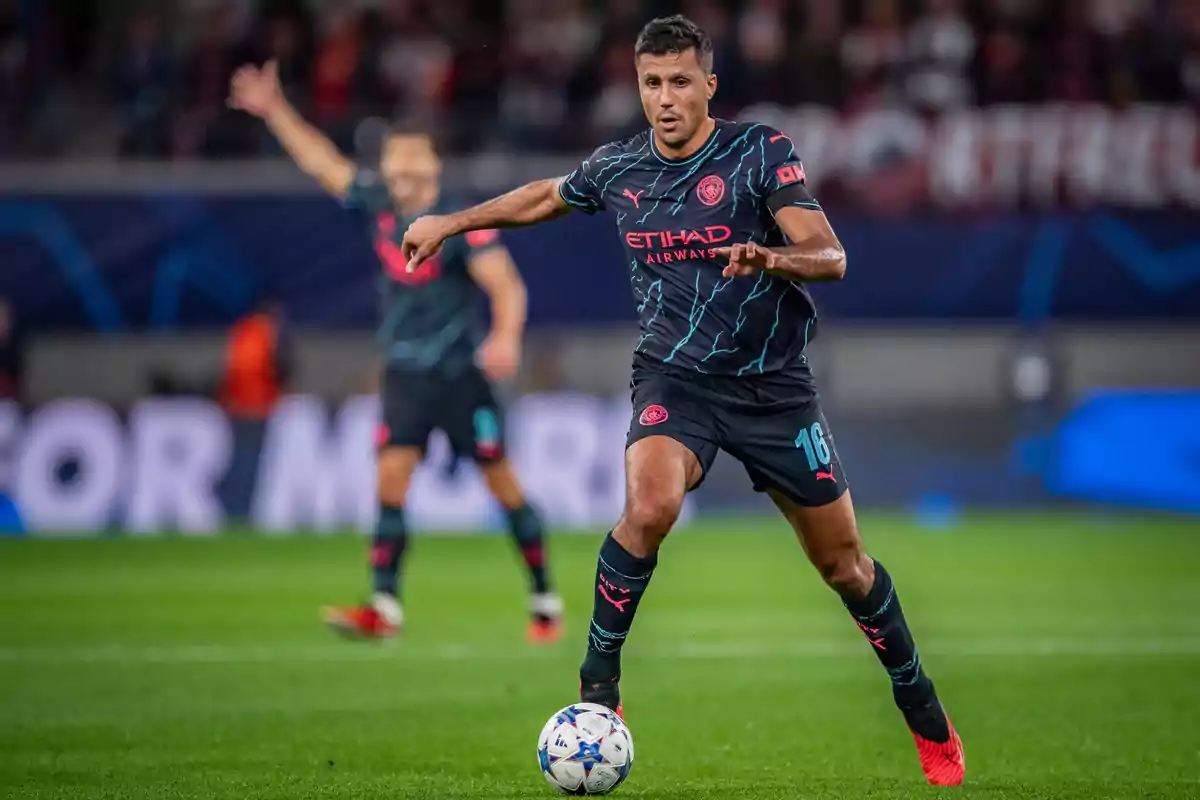 Jugador de fútbol en acción durante un partido llevando un uniforme oscuro con detalles en azul y rojo. Jugador de fútbol en acción durante un partido llevando un uniforme oscuro con detalles en azul y rojo.