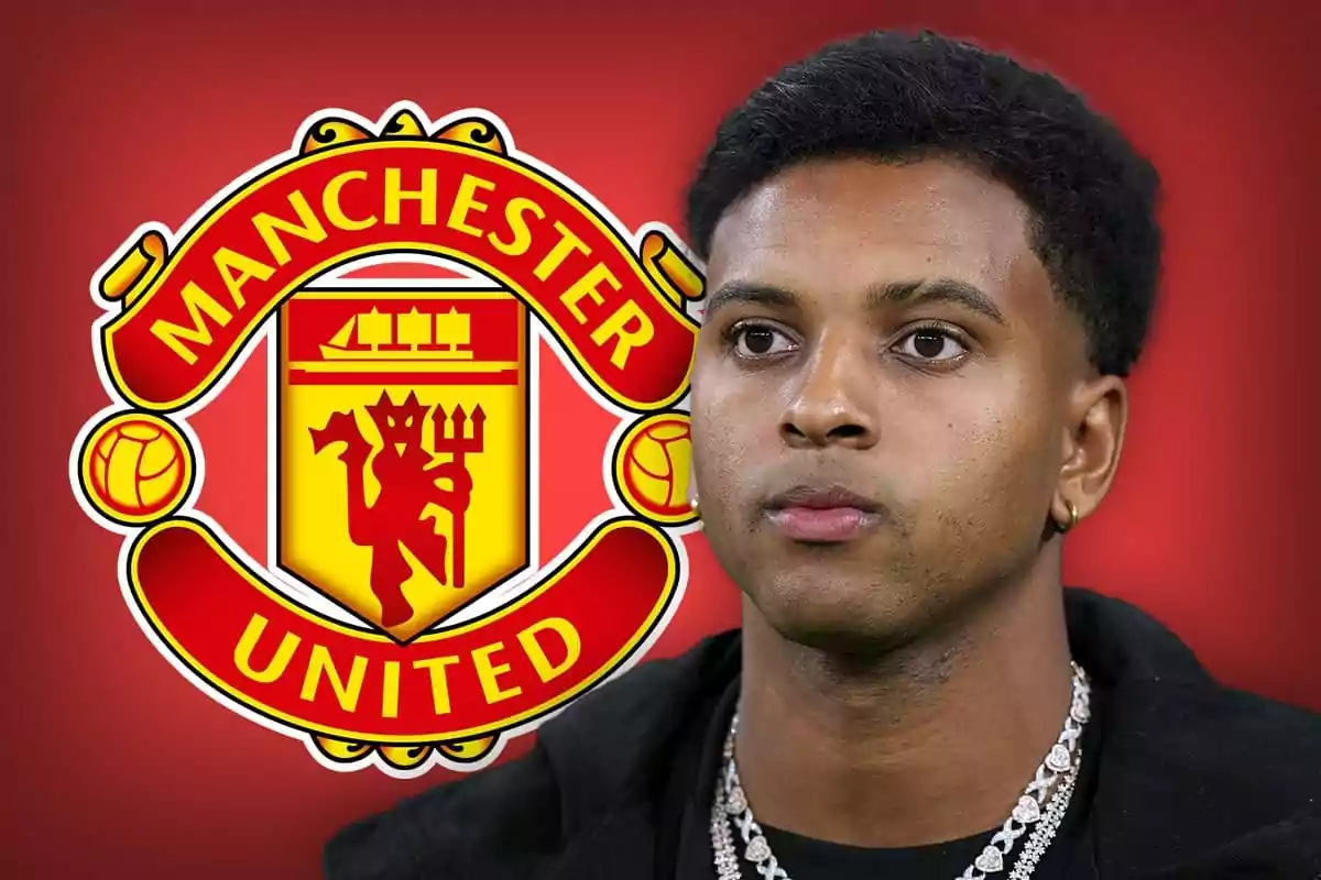 Un hombre con expresión seria frente al logo del Manchester United.