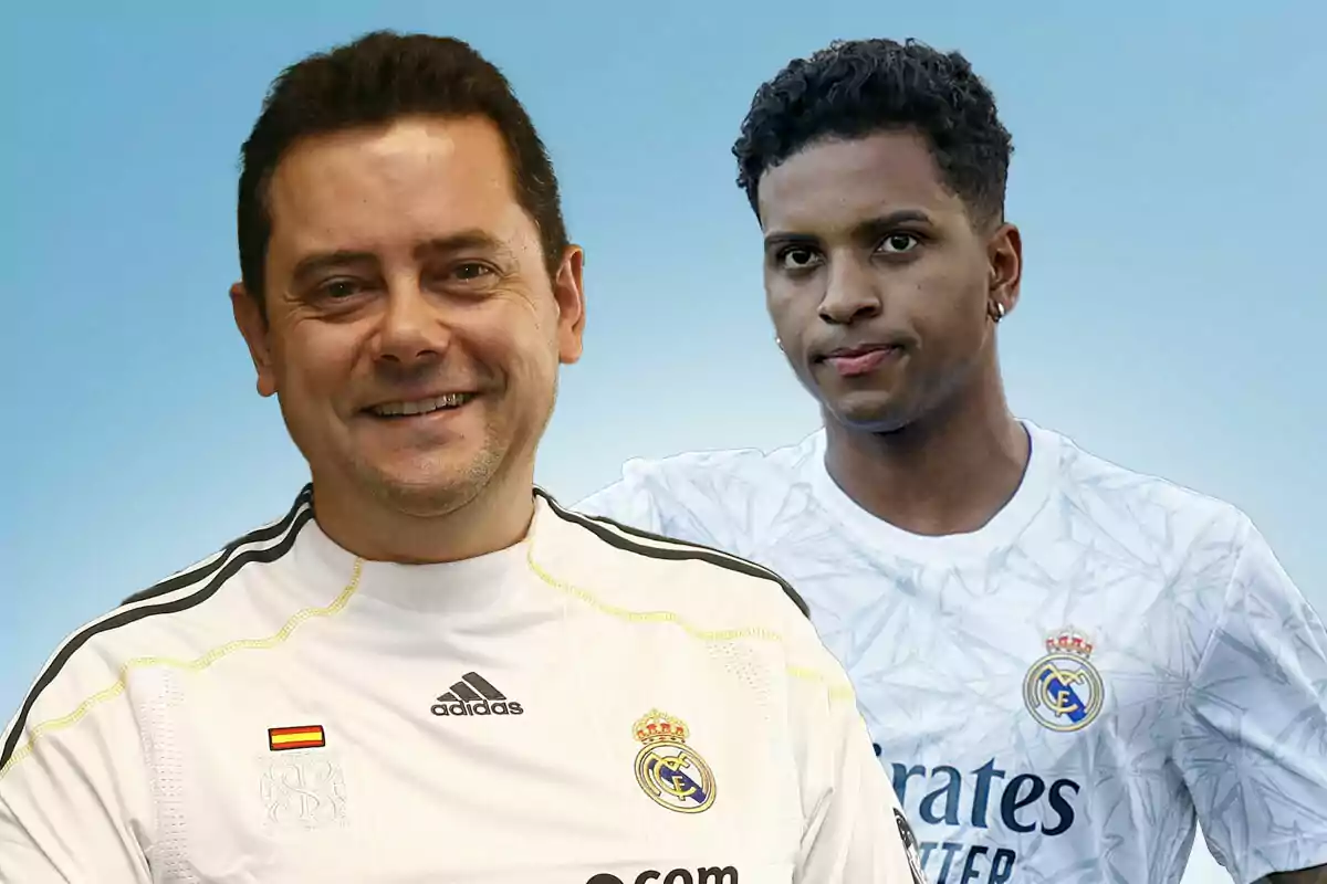 Tomás Roncero y Rodrygo con camisetas del Real Madrid posan frente a un fondo azul.