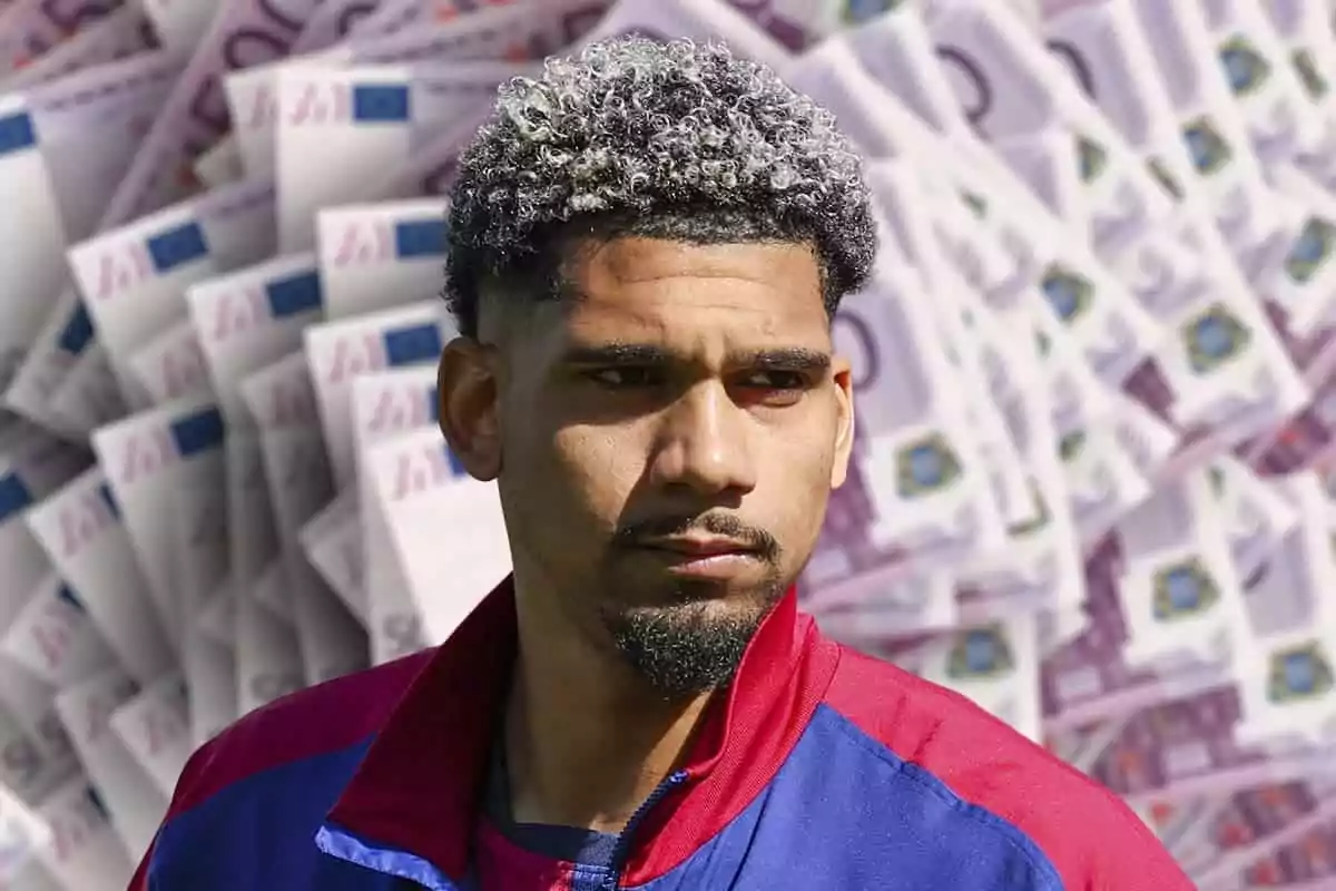 Un futbolista con chaqueta azul y roja aparece en primer plano con billetes de euro desenfocados al fondo