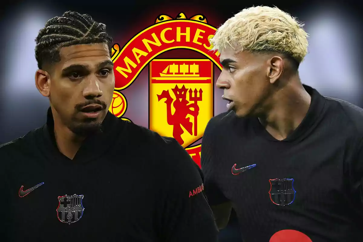 Dos futbolistas con uniforme negro del Barcelona aparecen frente al escudo del Manchester United