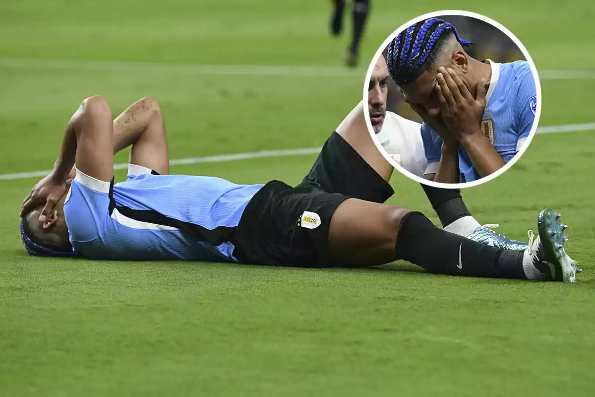 Ronald Araujo con uniforme celeste y negro tendido en el césped, sosteniéndose la cabeza con las manos, con un recuadro que muestra un primer plano de su rostro con expresión de dolor.