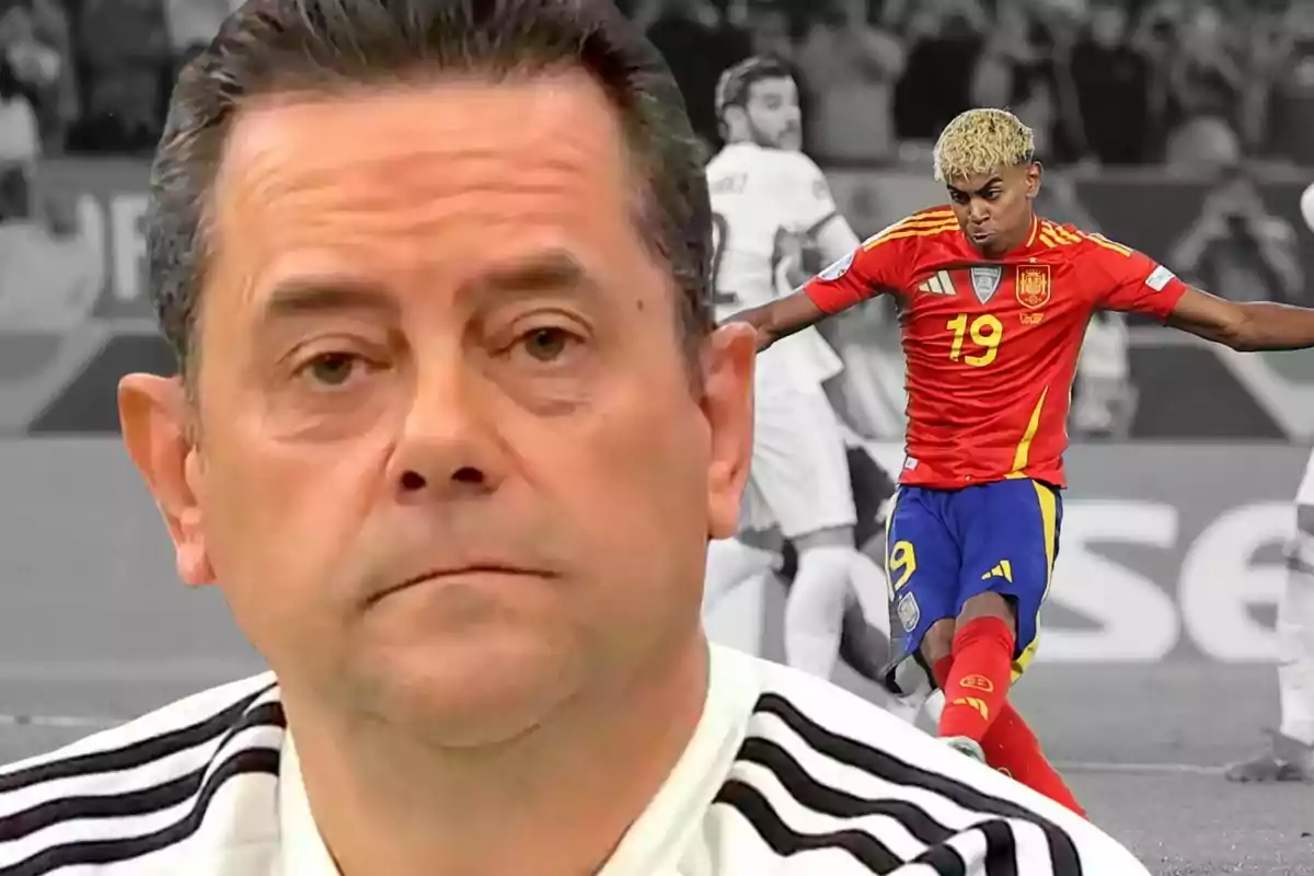 Primer plano de un hombre con expresión seria y al fondo un futbolista con uniforme de España en acción durante un partido