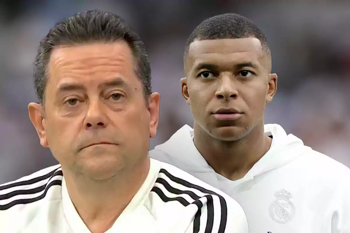 Dos hombres con camisetas blancas del Real Madrid, Mbappé con una sudadera con capucha, miran hacia el frente con expresiones serias.