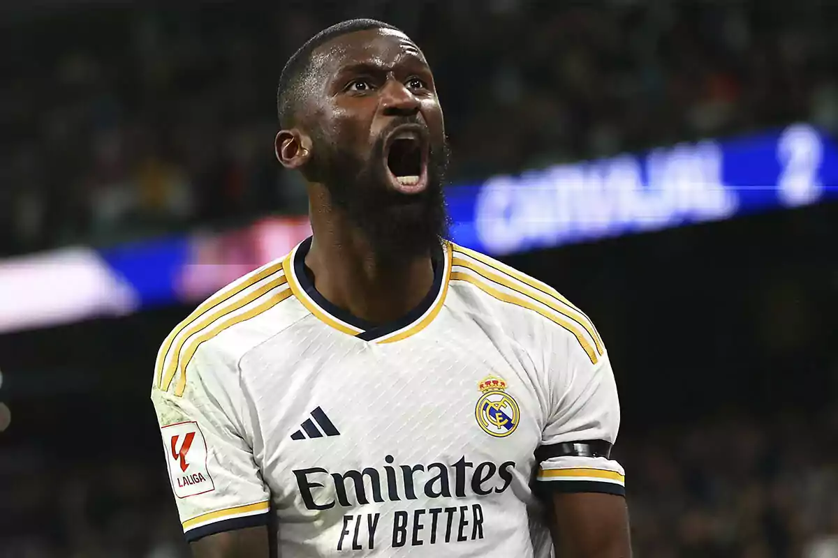 Antonio Rüdiger, del Real Madrid, celebrando en el campo con la boca abierta y expresión de emoción.