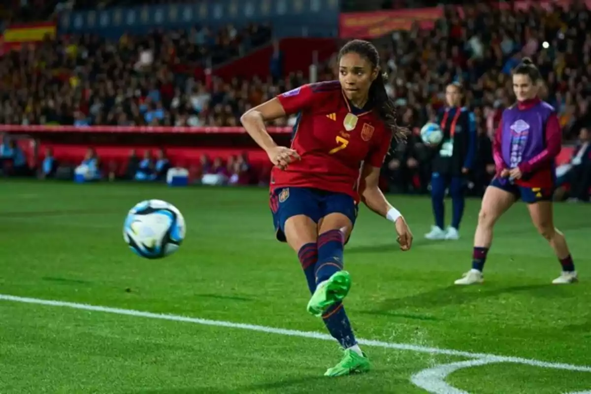 Salma Paralluelo with the Spanish national team