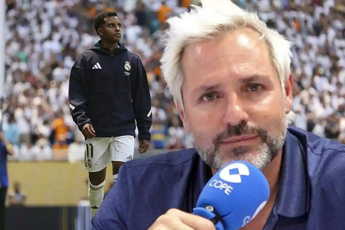 Un periodista sostiene un micrófono azul de la cadena COPE mientras al fondo un futbolista del Real Madrid camina en el estadio lleno de aficionados.